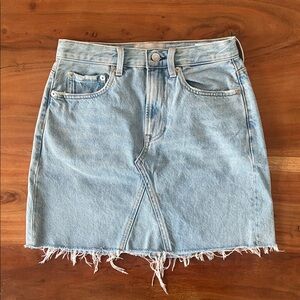 Everlane The Denim Reconstructed Mini Skirt organic cotton frayed hem size 25